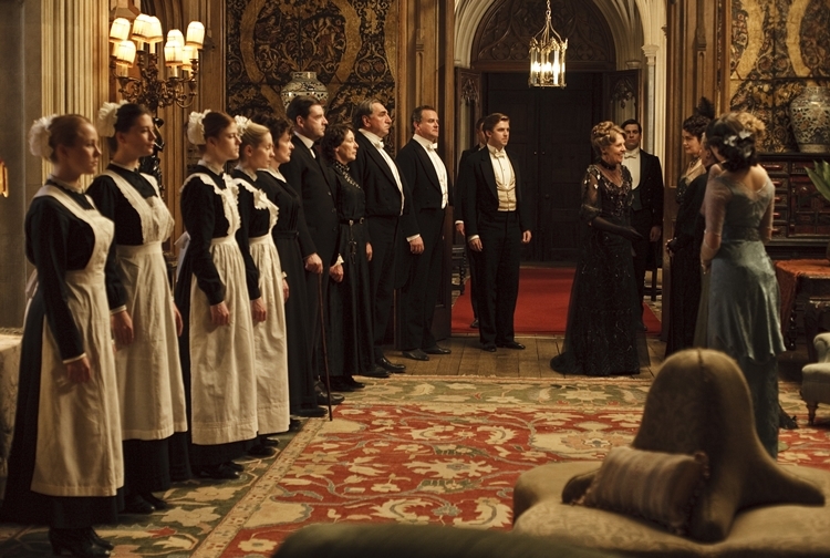 Arrivée de Isobel et Matthe dans la grand hall de Downton
