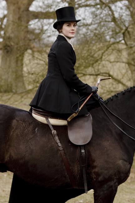 Mary Crawley sur un cheval