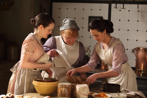 Sybil aide Mme Patmore et Daisy à préparer un gateau