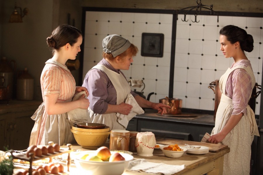 Mme Patmore et Daisy aident Sybil à préparer un gâteau