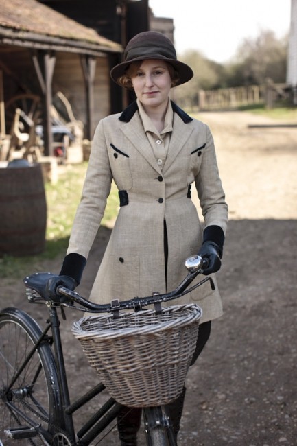 Edith avec son vélo à la ferme des Drake