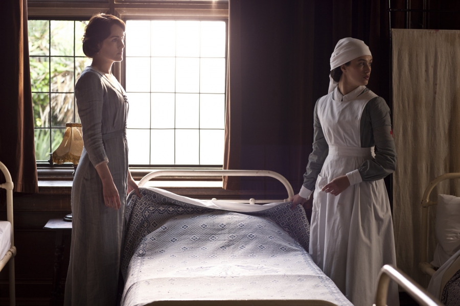 Mary et Sybil Crawley font le lit d'un patient.