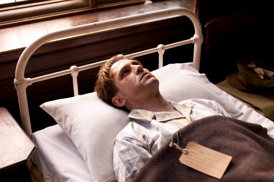 Matthew Crawley (Dan Stevens) sur son lit d'hôpital, pensif