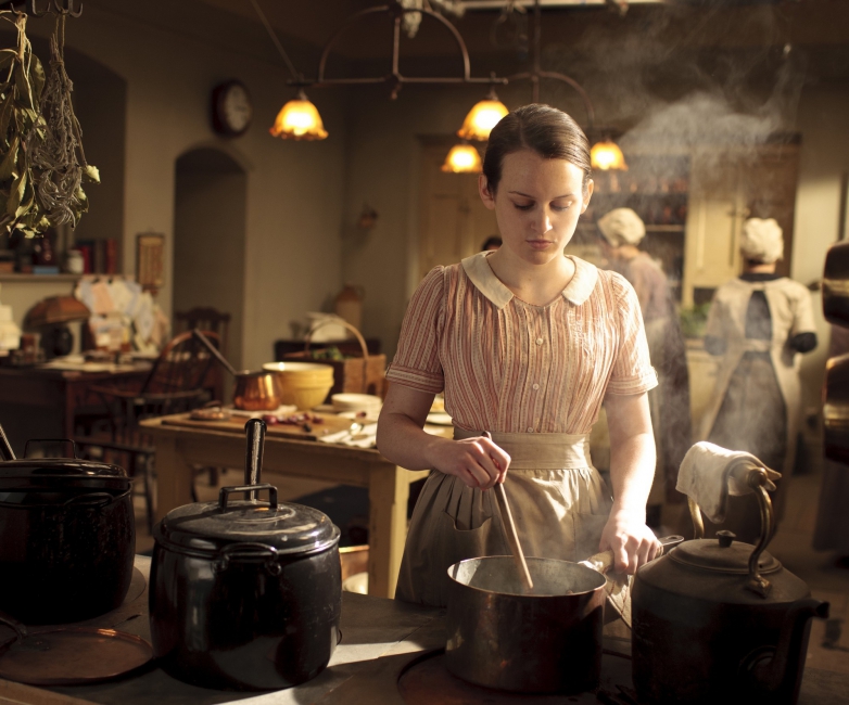 Daisy (Sophie McShera) fait la cuisine