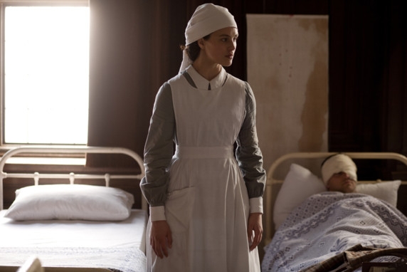 Sybil Crawley (Jessica Brown Findlay) dans sa tenue d'infirmière