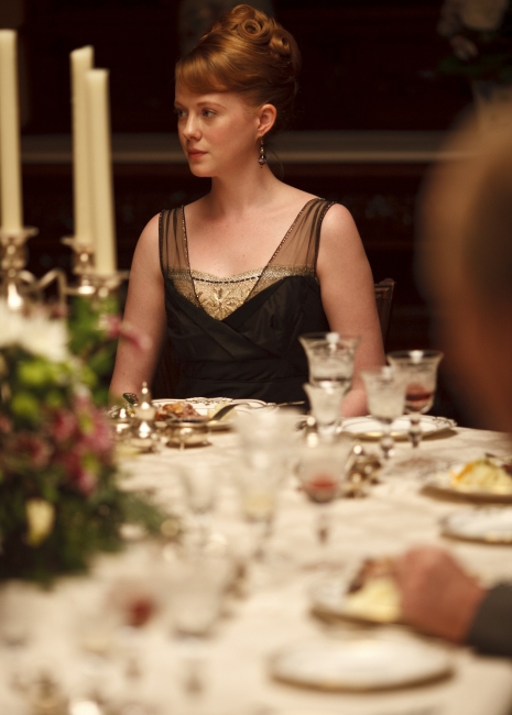 Lavinia Swire (Zoe Boyle) à table