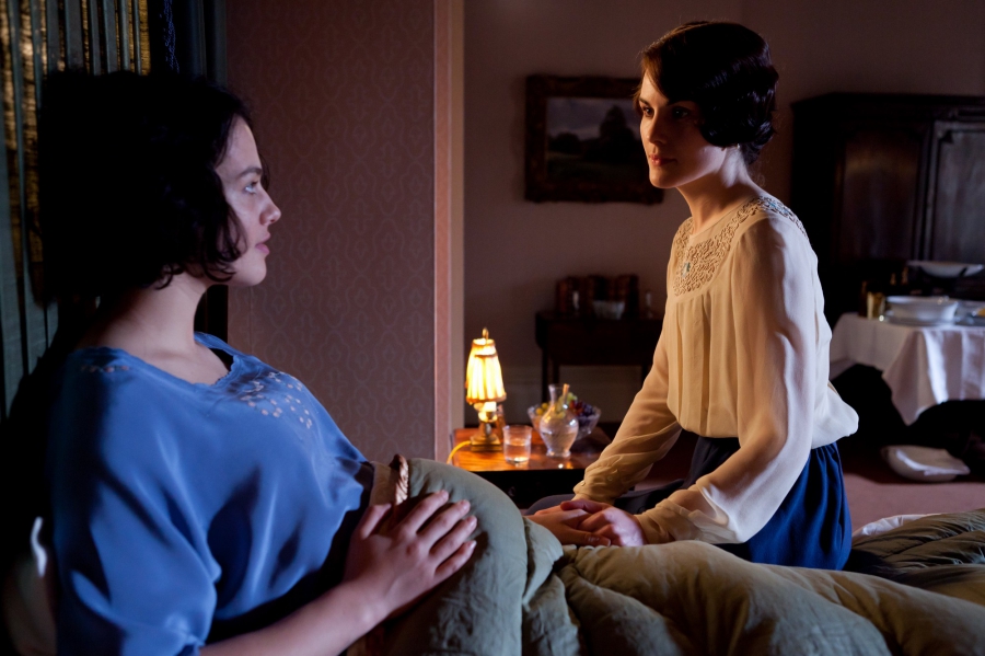 Mary parle avec sa petite soeur Sybil (Jessica Brown Findlay)
