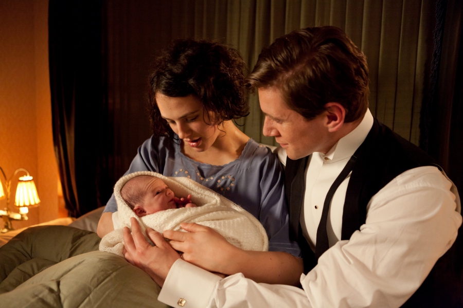 Sybil, Tom (Allen Leech) avec leur nouveau-né