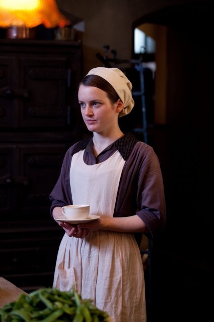 Daisy (Sophie McShera) avec une tasse