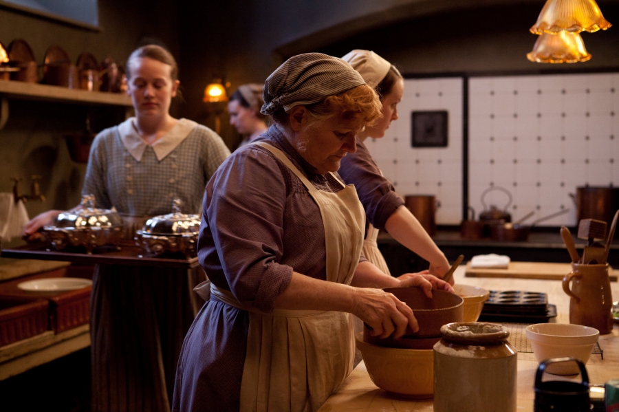 Mme Patmore prépare à manger avec l'aide des aides cuisinières