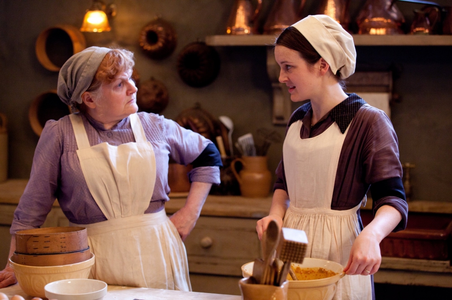 Mme Patmore et Daisy préparent la cuisine