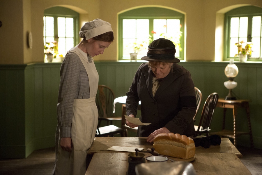 Mme Patmore montre à Ethel comment faire à manger